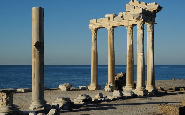 De tempel van Apollo en Athena in Side
