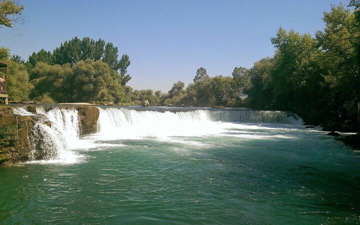 De Manavgat-waterval: breed, bruisend en vlak bij Side